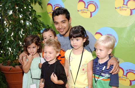  การพบปะกับวงศ์วานของ Wilmer Valderrama! สนุกสนานไปกับบทบาทใหม่และความหล่อเหลาที่ไม่เคยจาง